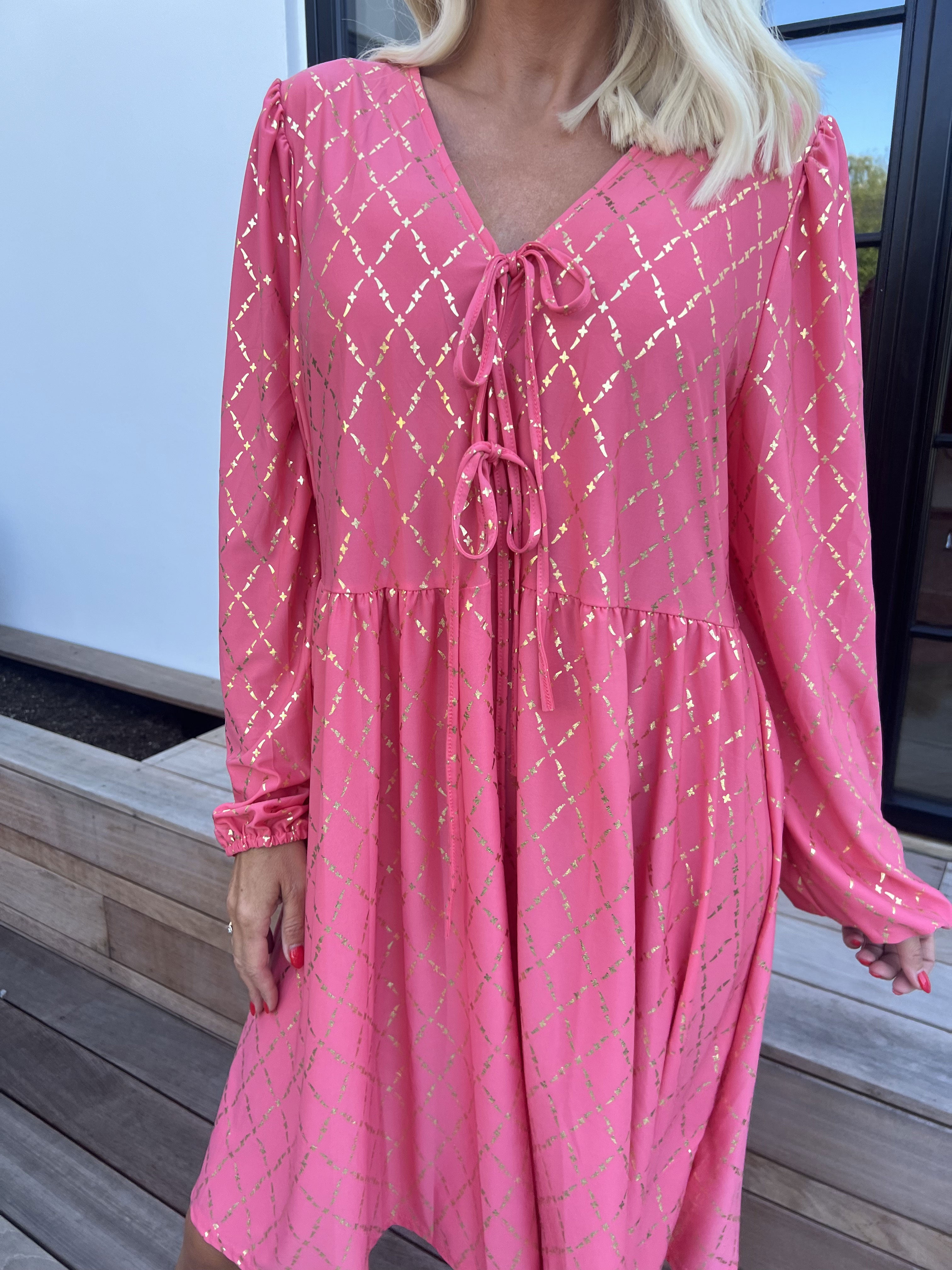 Cersei Gold Check - Babydoll kjole med guldprint og sløjfer